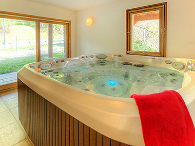 Wohlige Wärme im Whirlpool des Wellness-Ski-Chalets, Alpenchalets-Spaunterkünfte 